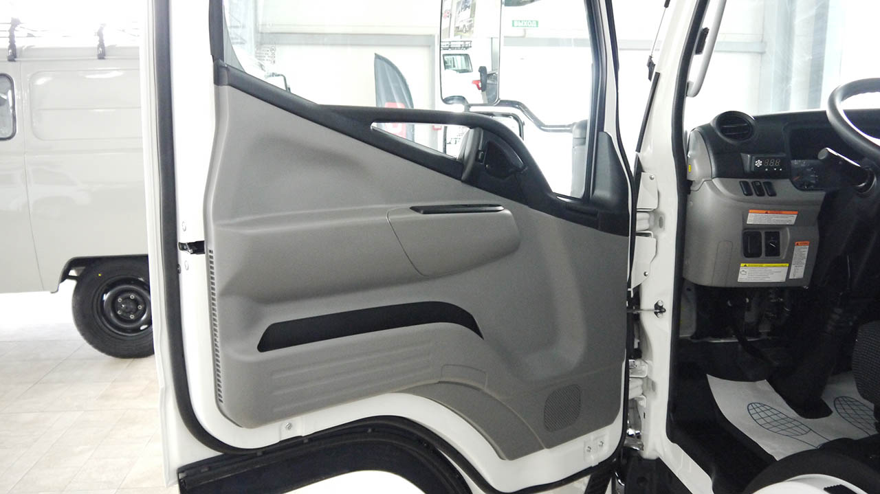 Fuso Canter TF Фургон с рефрижератором Элинж, дверь вид из салона